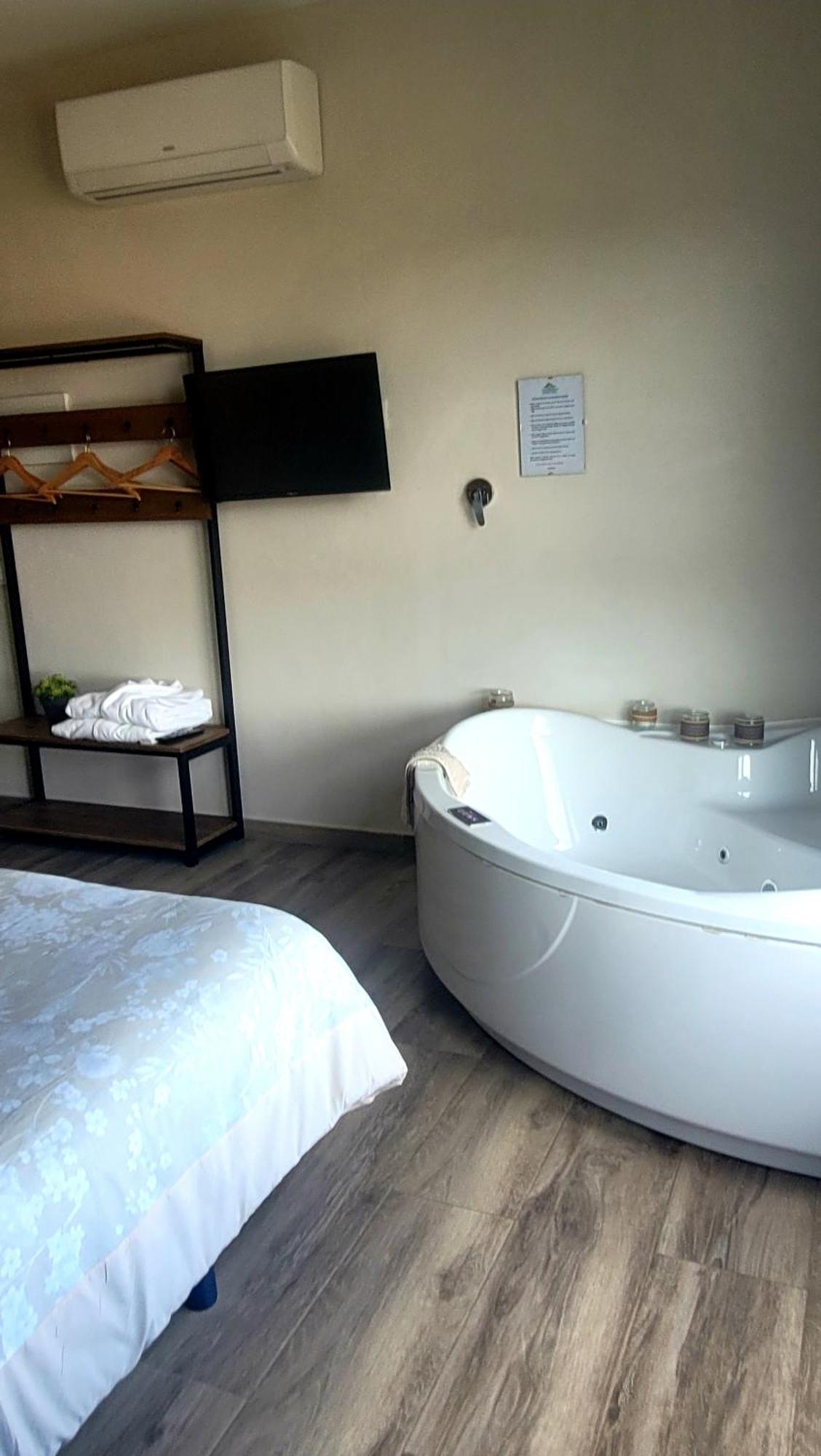 Casas Rurales Maribel - Complejo Moradas Del Cerro 2 - Suites Con Jacuzzi En Alcala Del Jucar Casas del Cerro Ruang foto